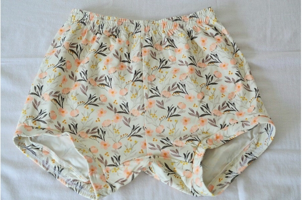 Short de Yoga fleurs fond blanc