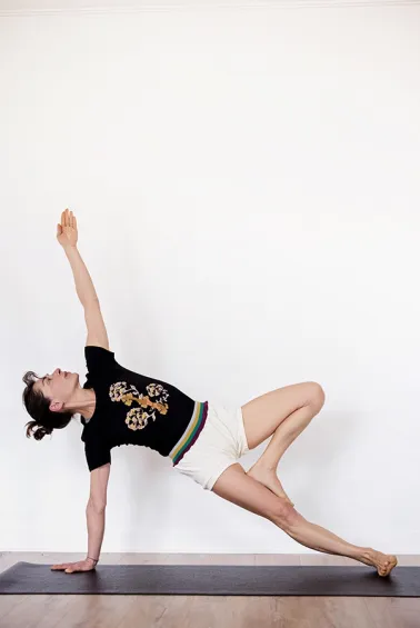 Sirsasana Yoga T-Shirt – Linocut-Inspired