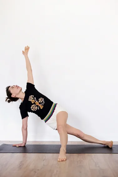 Sirsasana Yoga T-Shirt – Linocut-Inspired
