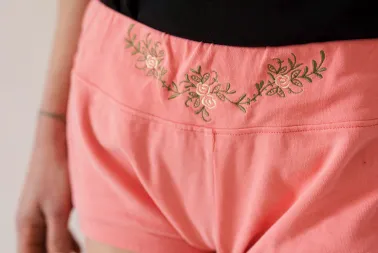 Short de yoga brodé