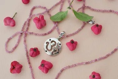 Collier en pierres semi-précieuses.