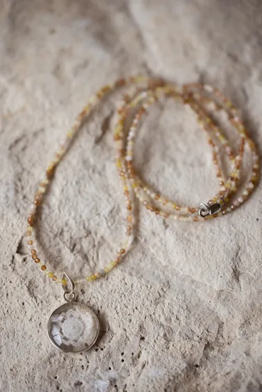 Collier en pierres semi-précieuses.
