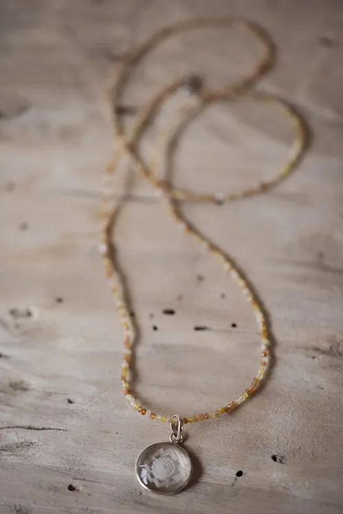 Collier en pierres semi-précieuses.