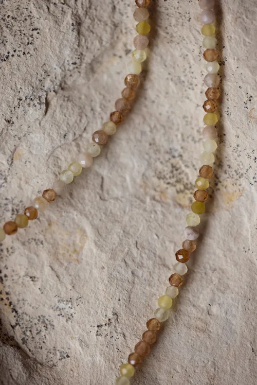 Collier en pierres semi-précieuses.