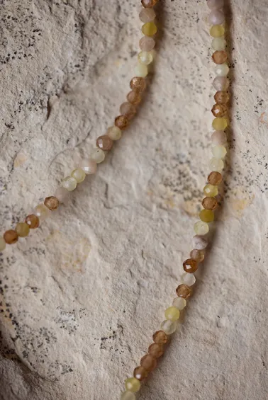 Collier en pierres semi-précieuses.