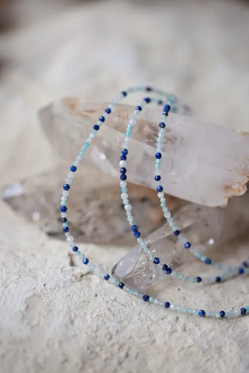 Collier en pierres semi-précieuses.