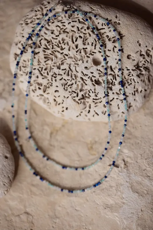 Collier en pierres semi-précieuses.