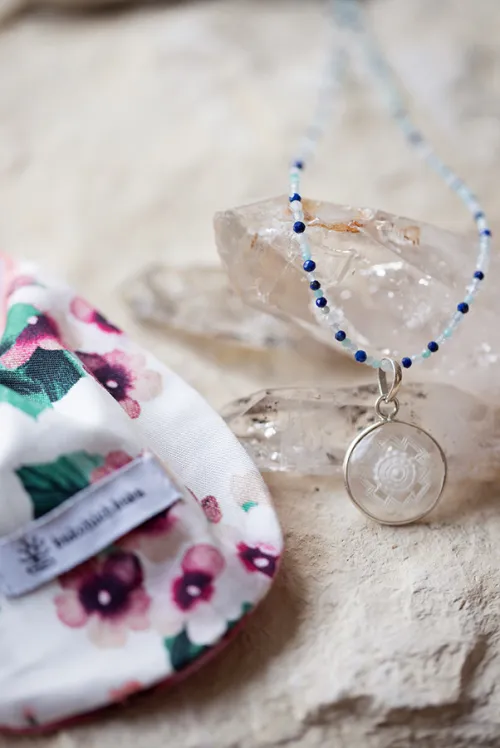 Collier en pierres semi-précieuses.