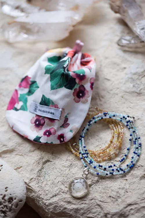 Collier en pierres semi-précieuses.