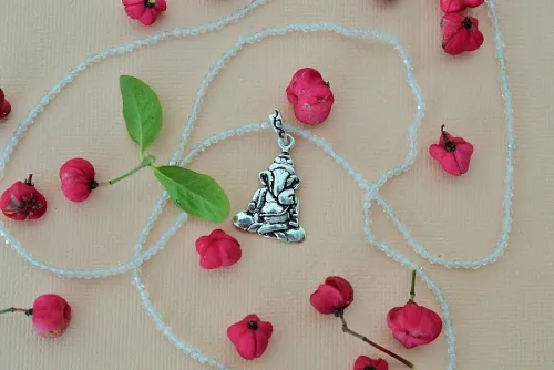 Collier en pierres semi-précieuses.