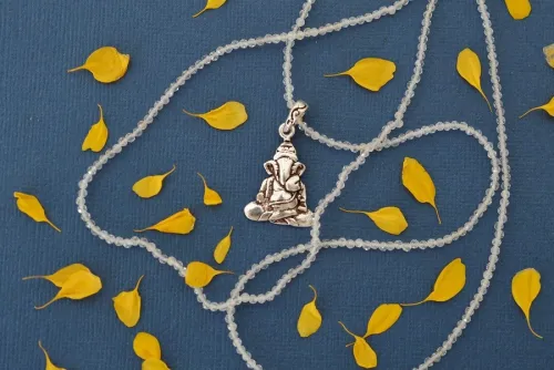 Collier en pierres semi-précieuses.