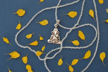 Collier en pierres semi-précieuses.