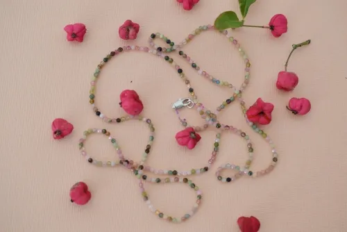 Collier en pierres semi-précieuses.
