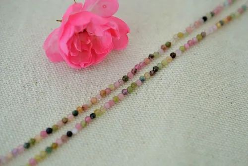 Collier en pierres semi-précieuses.