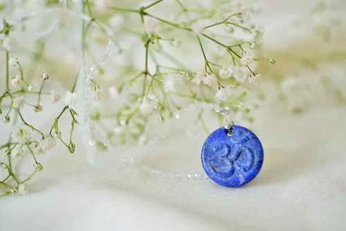 Pendentif lapis lazuli Om.