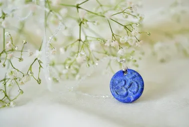 Pendentif lapis lazuli Om.