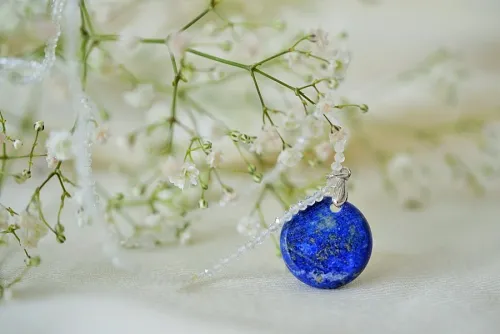 Pendentif lapis lazuli Om.