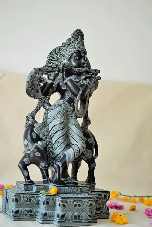 Grande sculpture de Krishna.
