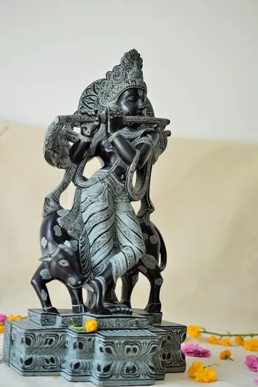 Grande sculpture de Krishna.