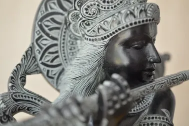 Grande sculpture de Krishna.
