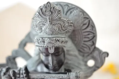 Grande sculpture de Krishna.