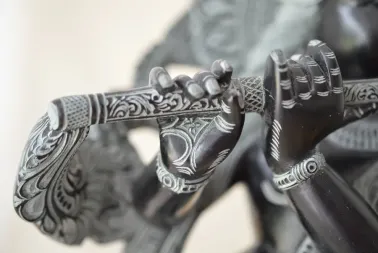 Grande sculpture de Krishna.