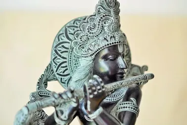 Grande sculpture de Krishna.