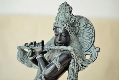 Grande sculpture de Krishna.