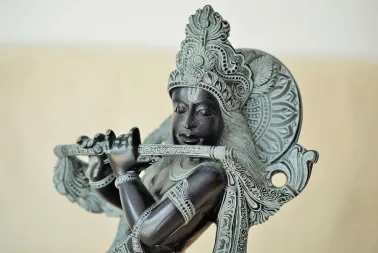 Grande sculpture de Krishna.