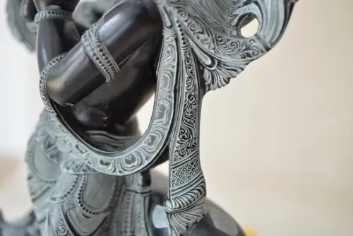 Grande sculpture de Krishna.