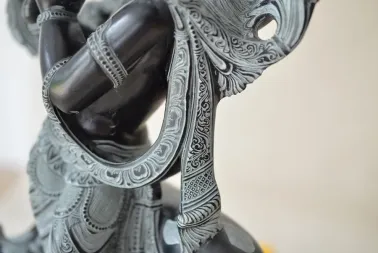 Grande sculpture de Krishna.