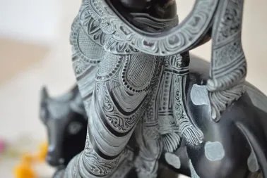 Grande sculpture de Krishna.