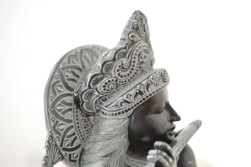 Grande sculpture de Krishna.