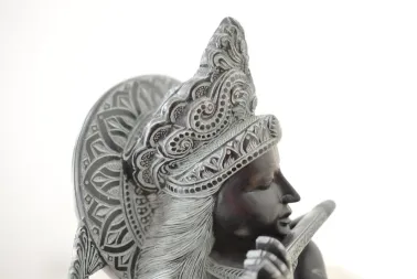 Grande sculpture de Krishna.