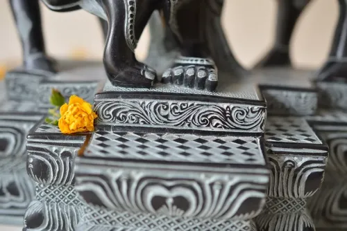 Grande sculpture de Krishna.
