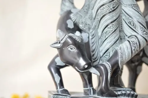 Grande sculpture de Krishna.