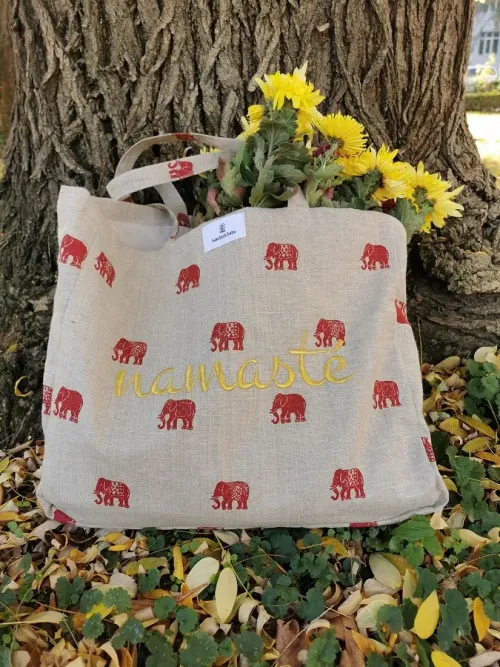 Grand sac cabas en lin brodé Namasté.