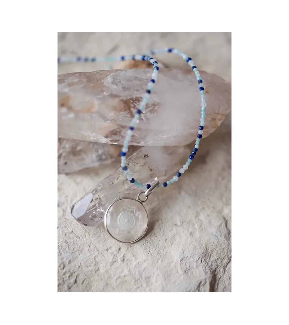 Collier en pierres semi-précieuses.