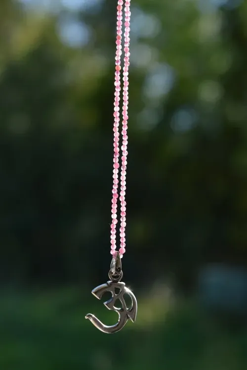 Collier en pierres semi-précieuses.