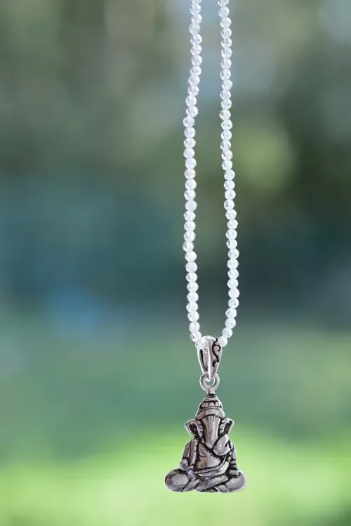 Collier en pierres semi-précieuses.