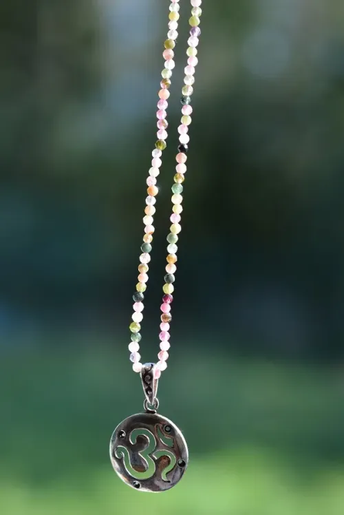 Collier en pierres semi-précieuses.