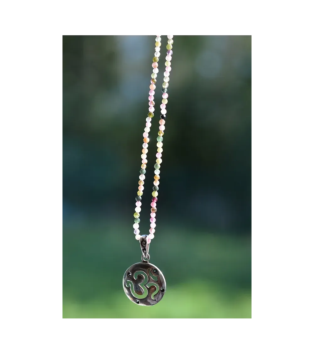 Collier en pierres semi-précieuses.