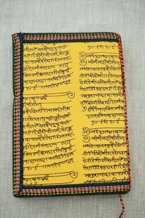 Carnet indien Om en papier recyclé.