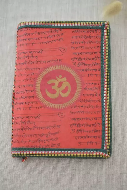 Carnet indien Om en papier recyclé.