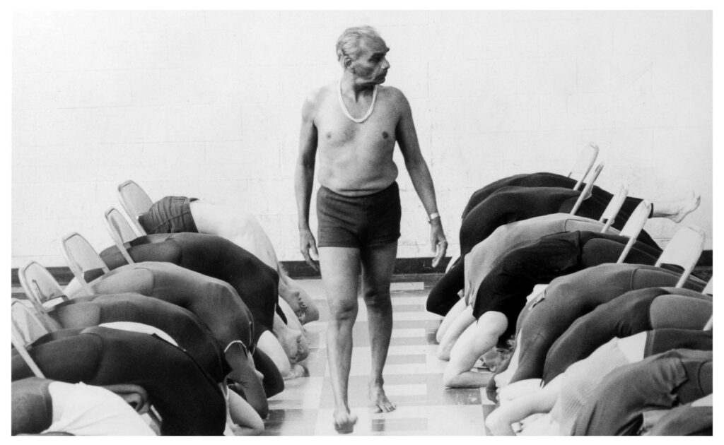 Les qualités essentielles d’un professeur de yoga selon B.K.S Iyengar